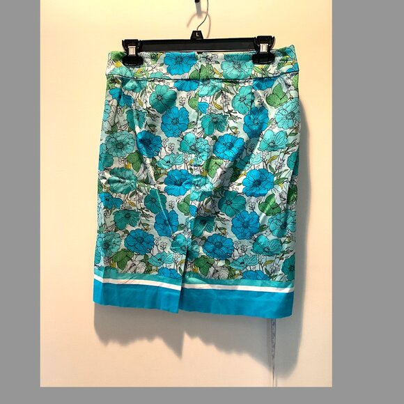 Talbots Cotton blend blue floral short Skirt, Size 8P - Picture 3 of 4